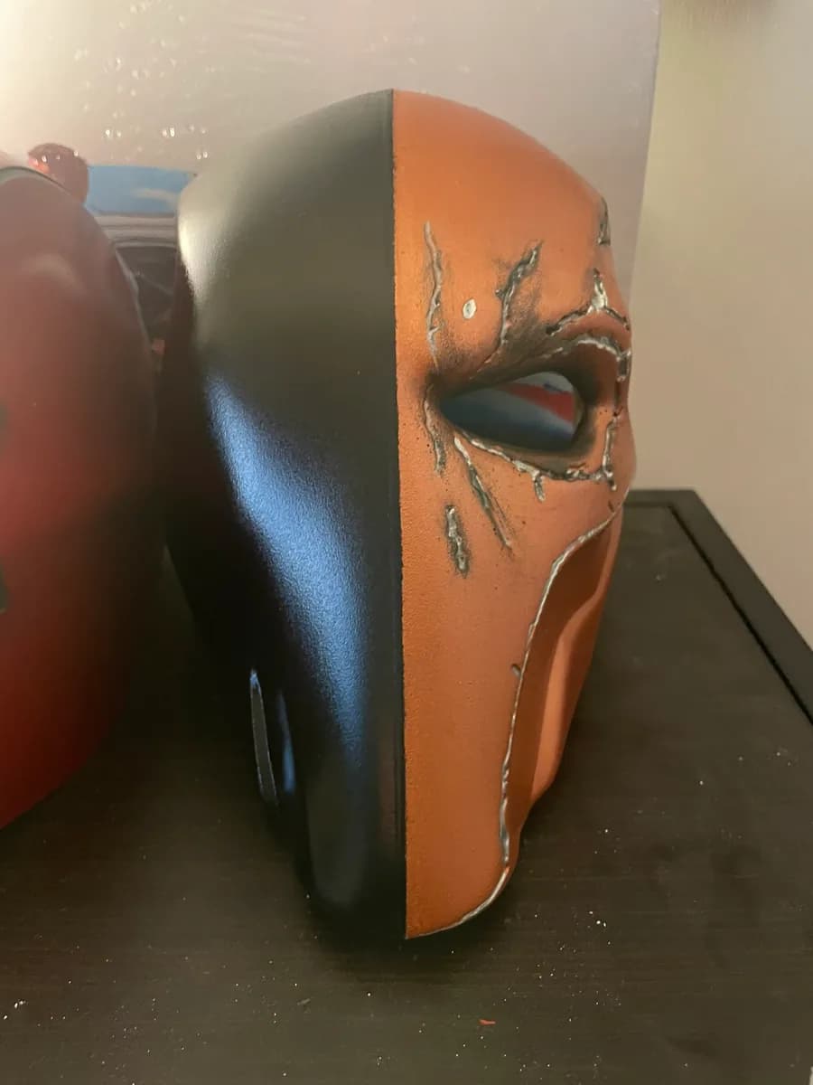 Orange och svart cosplaymask med målad sliten ytfinish